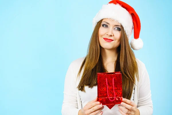 Regalos Navidad Mujer Joven Positiva Con Sombrero Santa Claus Sosteniendo — Foto de Stock