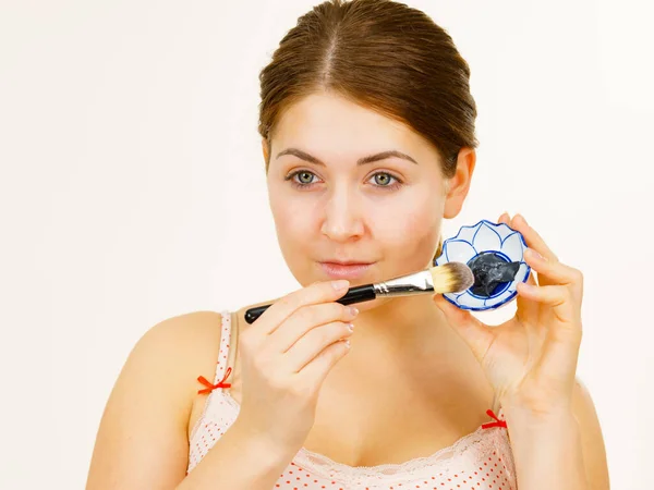 Vrouw Die Klei Carbo Detox Masker Haar Gezicht Aanbrengt Vrouw — Stockfoto