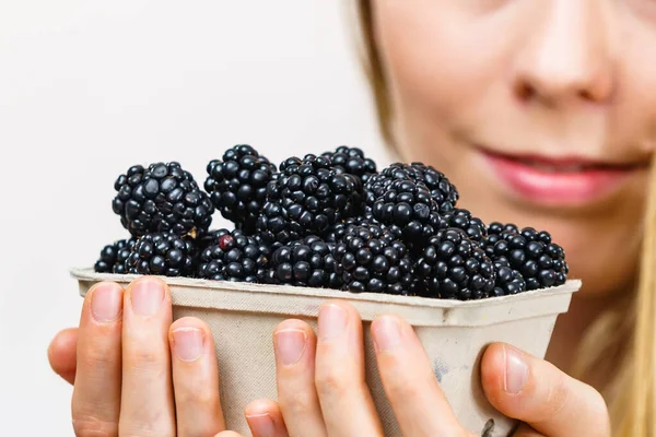 Girl Holding Fresh Blackberry Fruits Paper Box Healthy Seasonal Fruit — Stock Photo, Image