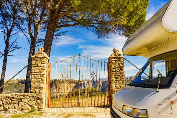 キャラバンは 古い門で 遠くに山の上にロンダ町 マラガ県 アンダルシア州 スペイン 観光名所 — ストック写真