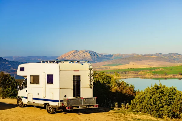 Caravan Met Zonnepaneel Rug Kamperen Natuur Embalse Del Guadalhorce Ardales — Stockfoto