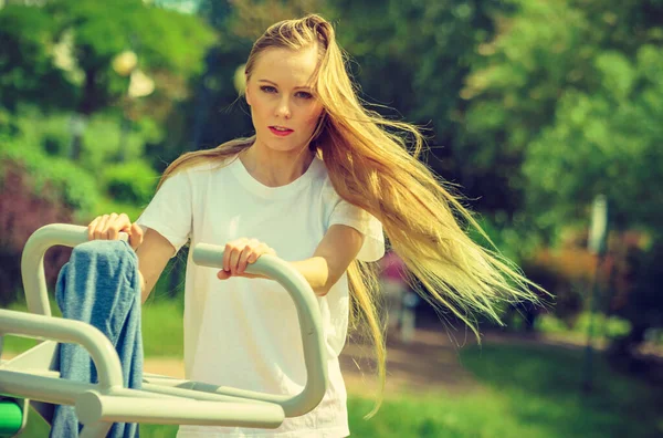 Mladá Žena Venku Cvičí Dívka Cvičení Školení Veřejné Vybavení Venkovní — Stock fotografie