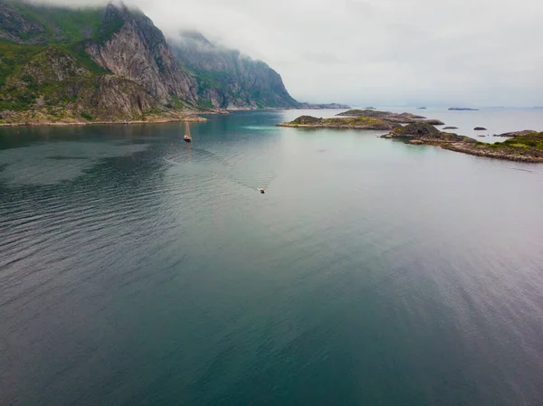 Paisagem Marítima Com Iate Ilhotas Pedra Entre Águas Fiorde Vjestfjord — Fotografia de Stock