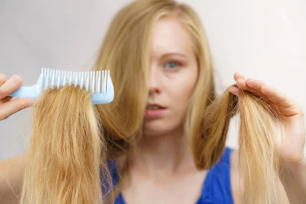 Mulher Loira Com Pente Escovando Seu Cabelo Muito Longo Bagunçado — Fotografia de Stock