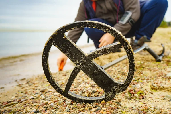 Homme Utilisant Détecteur Métaux Électronique Dévic Sur Plage Sable Marin — Photo