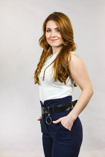 Mulher Negócios Longo Cabelo Ondulado Vestindo Terno Azul Calças Cintura — Fotografia de Stock