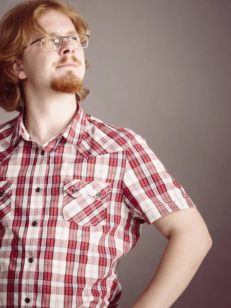 Gelukkig Denken Man Zoekt Alle Vertrouwen Ginger Man Dragen Gecontroleerd — Stockfoto