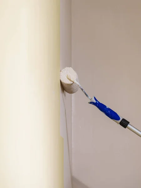 Sarı Duvara Paten Fırçası Kullanarak Beyaz Boya Yapıştıran Biri Yenileme — Stok fotoğraf