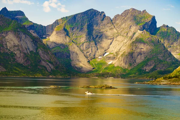 Natursköna Fjord Landskap Ovanför Polcirkeln Kustnatur Med Skarpa Bergstoppar Lofoten — Stockfoto