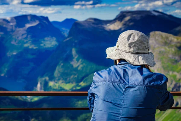 Turistico Piedi Sul Punto Vista Dalsnibba Piattaforma Geiranger Skywalk Godendo — Foto Stock