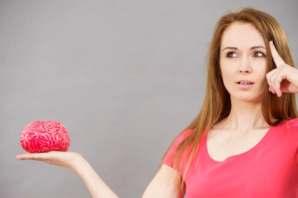 Mujer Joven Estudiante Pensando Resolver Problema Sosteniendo Cerebro Falso — Foto de Stock