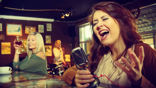 Mujer Cantando Canciones Club Karaoke Cantante Mujer Con Micrófono Fiesta —  Fotos de Stock