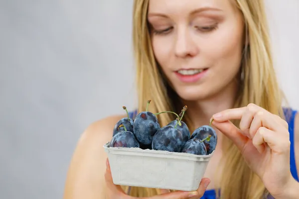 Dziewczyna Trzyma Niebieskie Owoce Śliwki Papierowym Pudełku Zdrowe Owoce Sezonowe — Zdjęcie stockowe