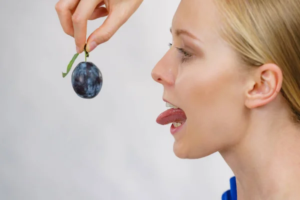 Menina Segurando Única Ameixa Azul Frutas Sazonais Saudáveis Nutrição Orgânica — Fotografia de Stock