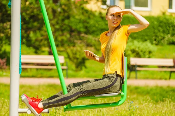 Junge Frau Trainiert Outdoor Fitnessstudio Mädchen Hält Handy Während Übungen — Stockfoto