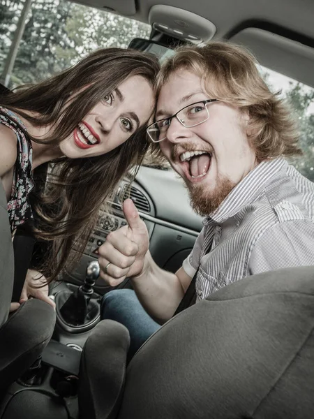 Szczęśliwy Mężczyzna Kobieta Podczas Podróży Para Przyjaciele Siedzący Samochodzie Jadący — Zdjęcie stockowe