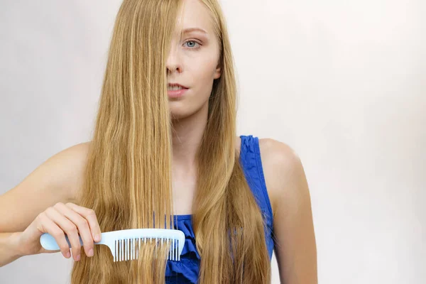 Mladá Žena Česání Dlouhé Zdravé Blond Vlasy Pomocí Hřeben — Stock fotografie