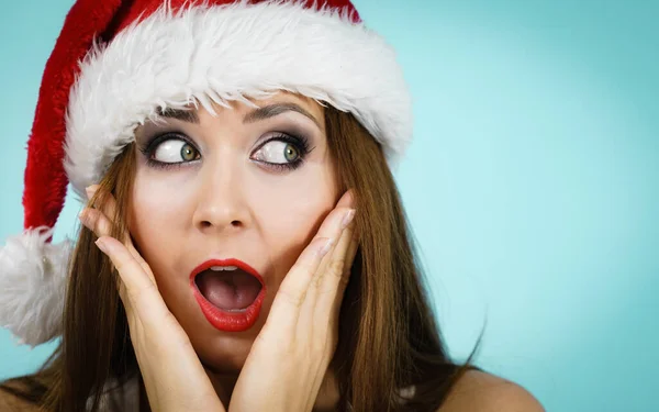 Frau Mit Weihnachtsmann Hut Überrascht Miene Auf Blau Mit Kopierraum — Stockfoto