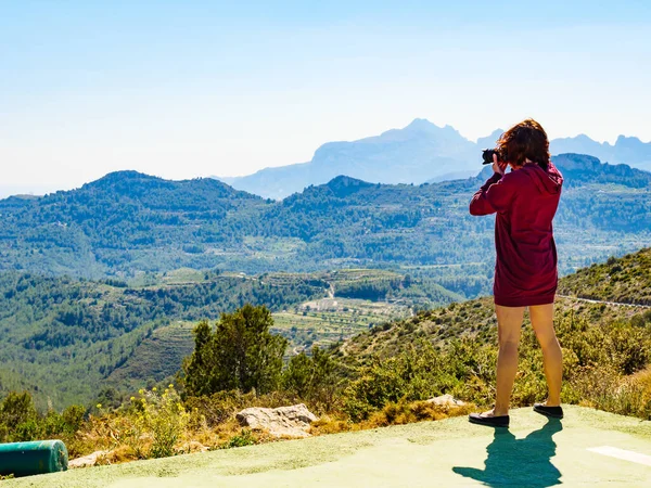 Touristin Fotografiert Bergwelt Spanien Coll Rates Radweg Blick Nach Oben — Stockfoto