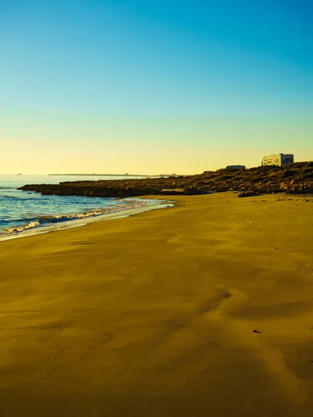 スペインの地中海沿岸のキャンパー レクリエーション車両 自然のビーチでキャンプ モーターホームでの休暇と旅行 — ストック写真