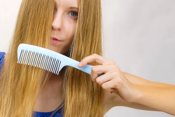 Mulher Jovem Pentear Longo Cabelo Loiro Saudável Usando Pente — Fotografia de Stock