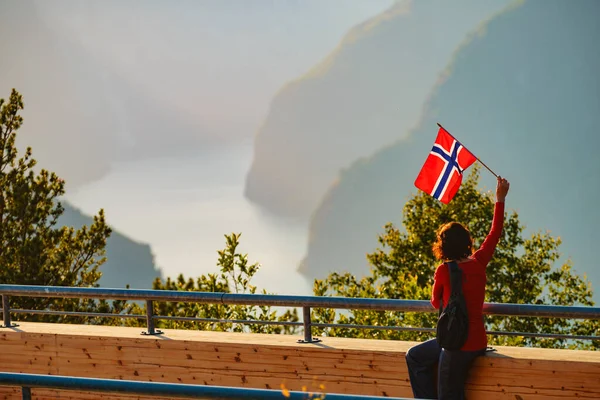 Mujer Turística Con Bandera Noruega Disfrutando Del Fiordo Aurlandsfjord Vista —  Fotos de Stock