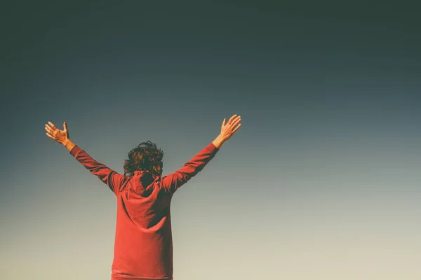 Mujer Con Los Brazos Levantados Contra Cielo Vista Trasera Felicidad — Foto de Stock