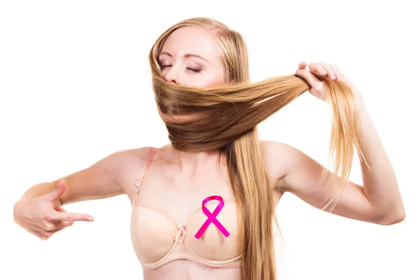 Kobieta Różową Wstążką Piersi Zakrywa Usta Długimi Włosami Młoda Kobieta — Zdjęcie stockowe