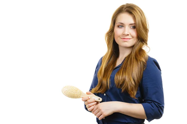 Giovane Donna Pettinando Lunghi Capelli Castani Sani Usando Spazzola Cura — Foto Stock