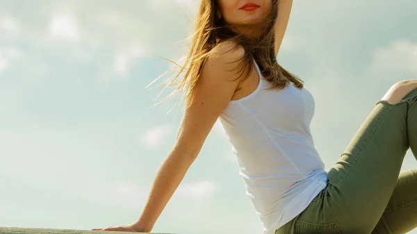 Mulher Moda Relaxante Livre Vestindo Roupas Casuais Feminino Desfrutar Dia — Fotografia de Stock
