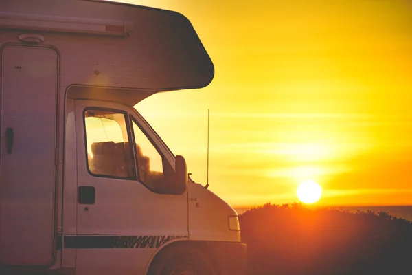 Wohnwagen Freizeitfahrzeug Bei Sonnenaufgang Der Mittelmeerküste Spanien Zelten Naturstrand Urlaub — Stockfoto