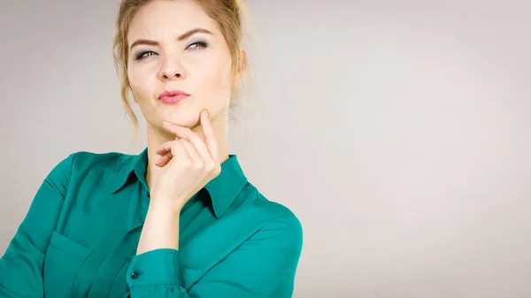 Joven Mujer Negocios Usando Chaqueta Pensamiento Intensivo Encontrar Gran Solución —  Fotos de Stock