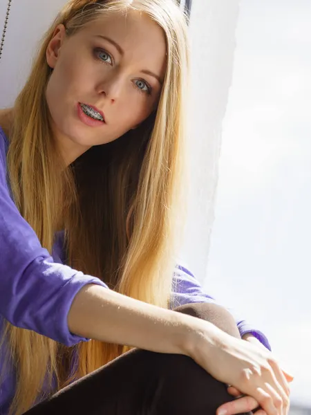 Gelukkige Vrouw Met Lang Blond Haar Zittend Een Vensterbank Ontspannen — Stockfoto