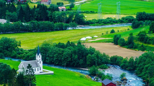 Igreja Madeira Branca Norueguesa Margem Rio Condado Vestland Noruega — Fotografia de Stock