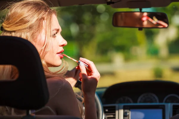 危険自動運転の概念 若いです女性ドライバーPainting彼女の唇行いますアップを適用しながら 車を運転 — ストック写真