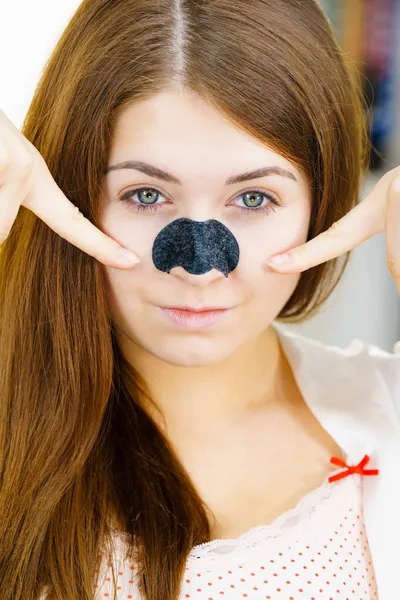 Giovane Donna Con Striscia Carbone Sul Naso Maschera Rimozione Pulizia — Foto Stock