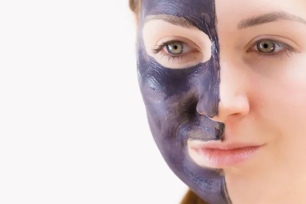 スキンケア 炭の顔のマスクを持つ女性は 半分の顔に深いクレンザー にきび治療 — ストック写真