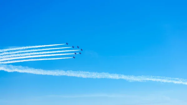 Samoloty Pokazach Lotniczych Zespół Akrobacyjny Wykonujący Lot Pokazach Lotniczych Rysujący — Zdjęcie stockowe