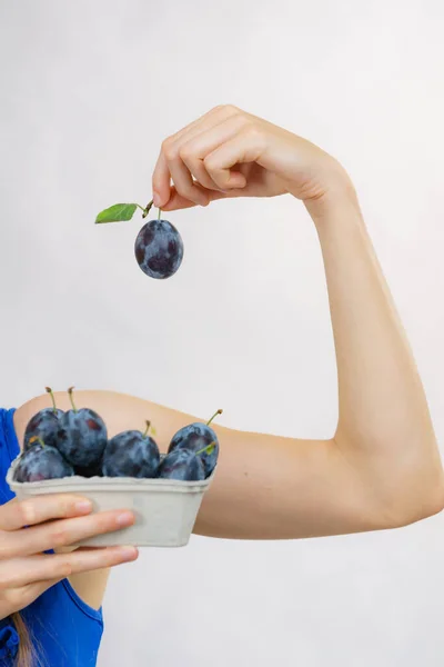 Chica Sosteniendo Frutas Ciruela Azul Caja Papel Fruta Saludable Temporada — Foto de Stock