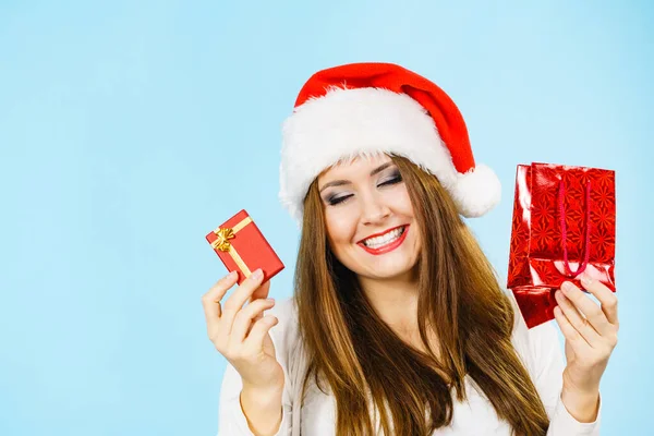 Christmas Gifts Happy Woman Wearing Santa Claus Hat Holding Present — Stock Photo, Image