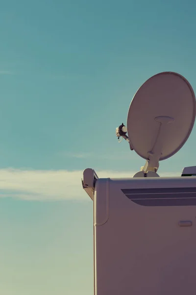 Спутниковая Тарелка Крыше Кемпера Автомобиля Против Голубого Неба Подключение Телевидению — стоковое фото