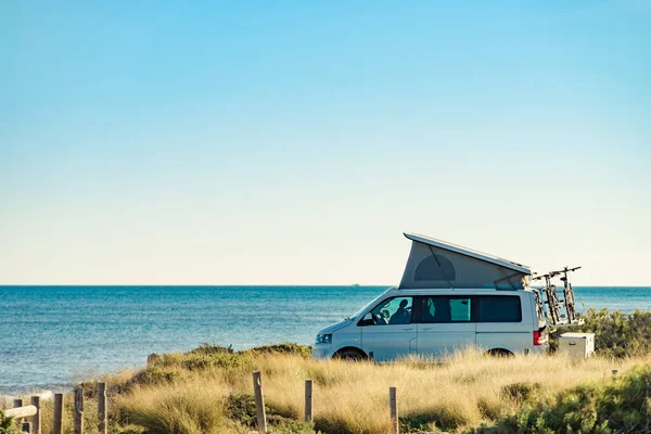 Samochód Kempingowy Namiotem Dachu Wybrzeżu Morza Śródziemnego Wakacje Podróże Kamperem — Zdjęcie stockowe