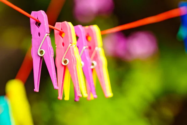 Clip Lavare Vestiti Bucato Picchetti Corda Esterni Concetto Lavori Domestici — Foto Stock