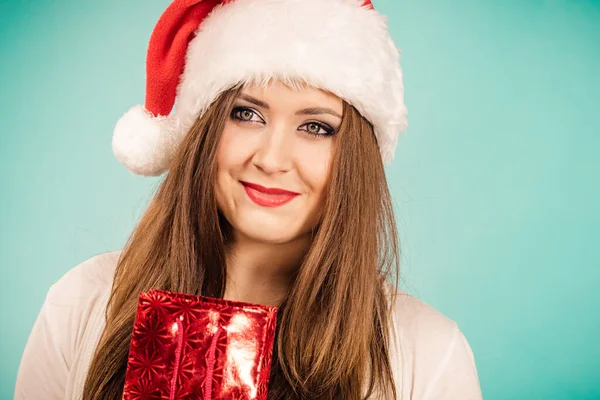 笑顔の女性はクリスマスのギフトを与えることは幸せである サンタクラスの帽子をかぶっている女性現在の赤いギフトバッグ — ストック写真