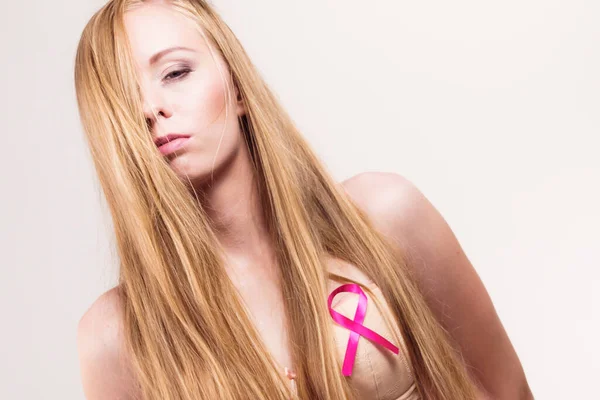 Donna Con Nastro Rosa Sul Petto Trattamento Prevenzione Del Cancro — Foto Stock