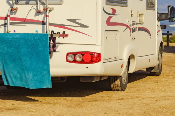 Acampamento Selvagem Natureza Caravana Veículo Com Roupas Penduradas Para Secar — Fotografia de Stock