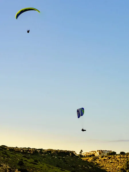 Paragliding Olağanüstü Bir Spor Gökyüzünde Uçan Paragliderler Silueti — Stok fotoğraf