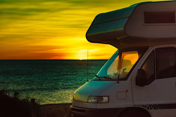 スペインの地中海沿岸で日の出にキャラバンレクリエーション車両 自然のビーチでキャンプ モーターホームでの休暇と旅行 — ストック写真