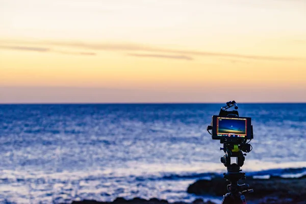 Tripod Üzerindeki Profesyonel Kamera Deniz Üzerinde Güneşin Doğuşunu Gösteren Bir — Stok fotoğraf