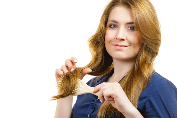 若い女性は ブラシを使用して 長い健康な茶色の髪を持っています ヘアケア — ストック写真